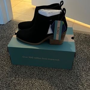 NWT Tom’s booties size 5.5